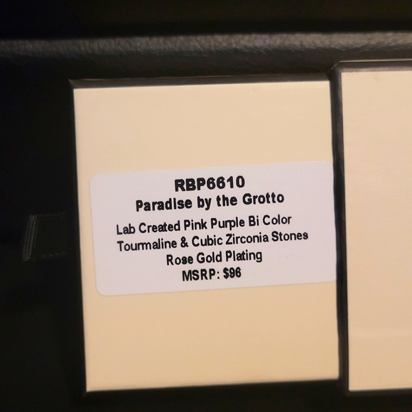 Paradlse by the grotto - Picture 2 of 2